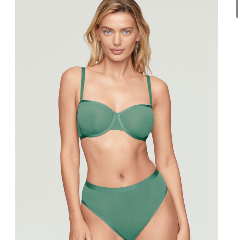 2 balconies Cuup bras